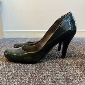 Dark green patent leather heels by Mariana by GOLC